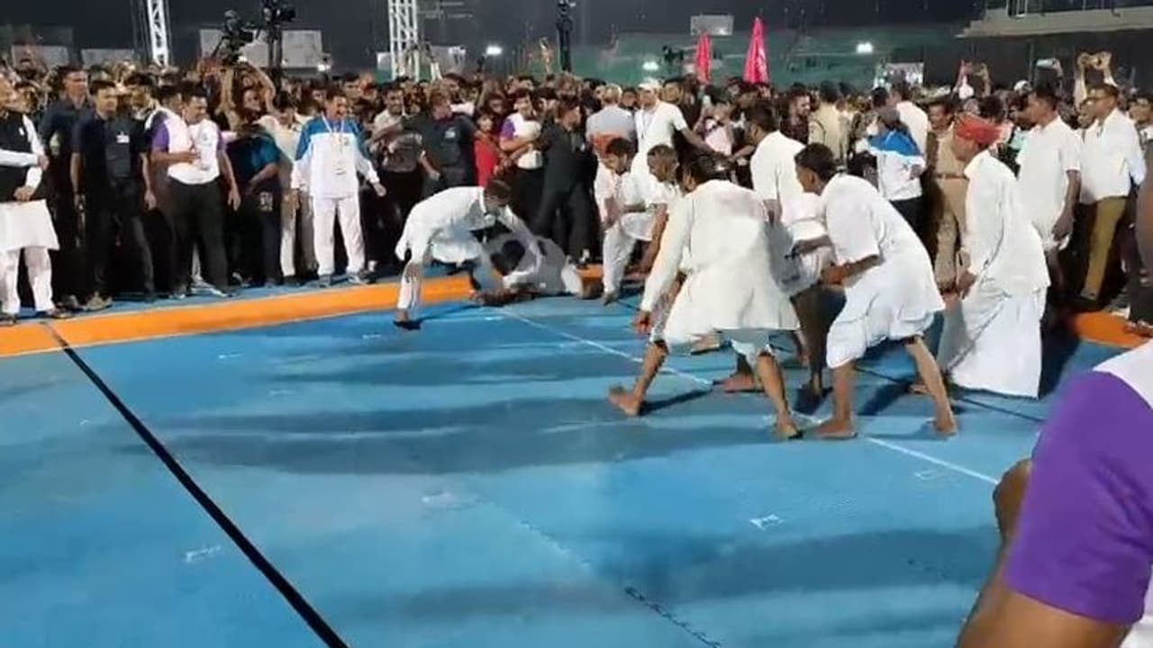 राजस्थान में विलेज ओलंपिक का गजब सीनः कबड्डी मैच में लोगों ने खेल मंत्री की टांग पकड़ पछाड़ा,CM बजाते रहे ताली राजस्थान में विलेज ओलंपिक का गजब सीनः कबड्डी मैच में लोगों ने खेल मंत्री की टांग पकड़ पछाड़ा,CM बजाते रहे ताली