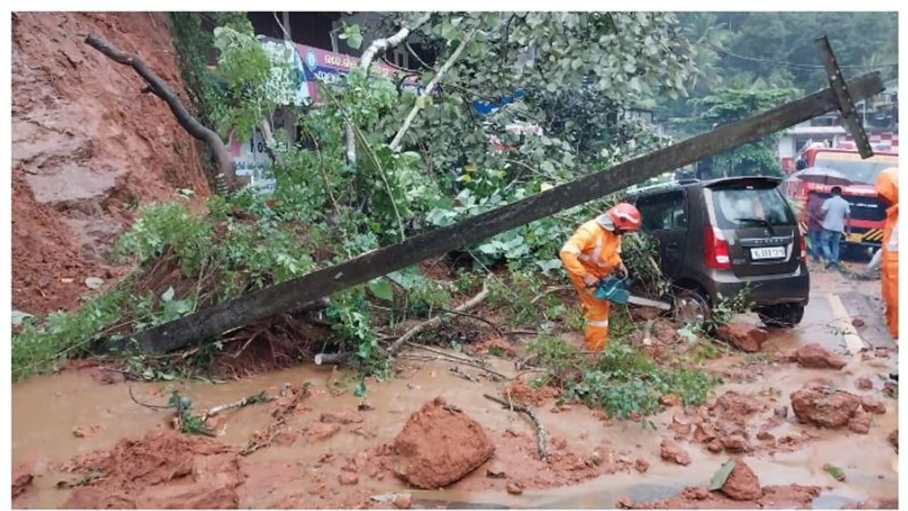 ഇടുക്കിയില് ഓടിക്കൊണ്ടിരുന്ന കാറിന് മുകളിലേക്ക് മണ്ണിടിഞ്ഞു, കാറിലുണ്ടായിരുന്നത് 3 പേര്, ആർക്കും പരിക്കില്ല ഇടുക്കിയില് ഓടിക്കൊണ്ടിരുന്ന കാറിന് മുകളിലേക്ക് മണ്ണിടിഞ്ഞു, കാറിലുണ്ടായിരുന്നത് 3 പേര്, ആർക്കും പരിക്കില്ല