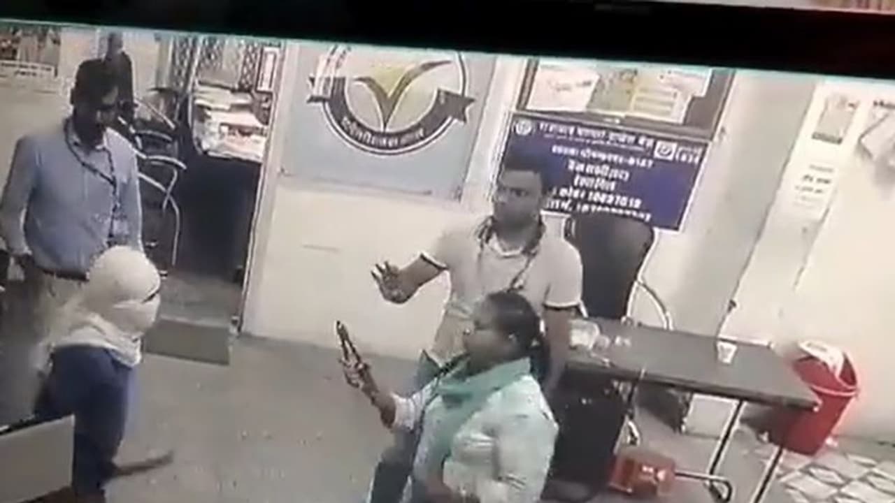 கொள்ளையனை தைரியமாக விரட்டியடித்த பெண் வங்கி மேலாளர்... இணையத்தில் வைரலாகும் வீடியோ!! கொள்ளையனை தைரியமாக விரட்டியடித்த பெண் வங்கி மேலாளர்... இணையத்தில் வைரலாகும் வீடியோ!!