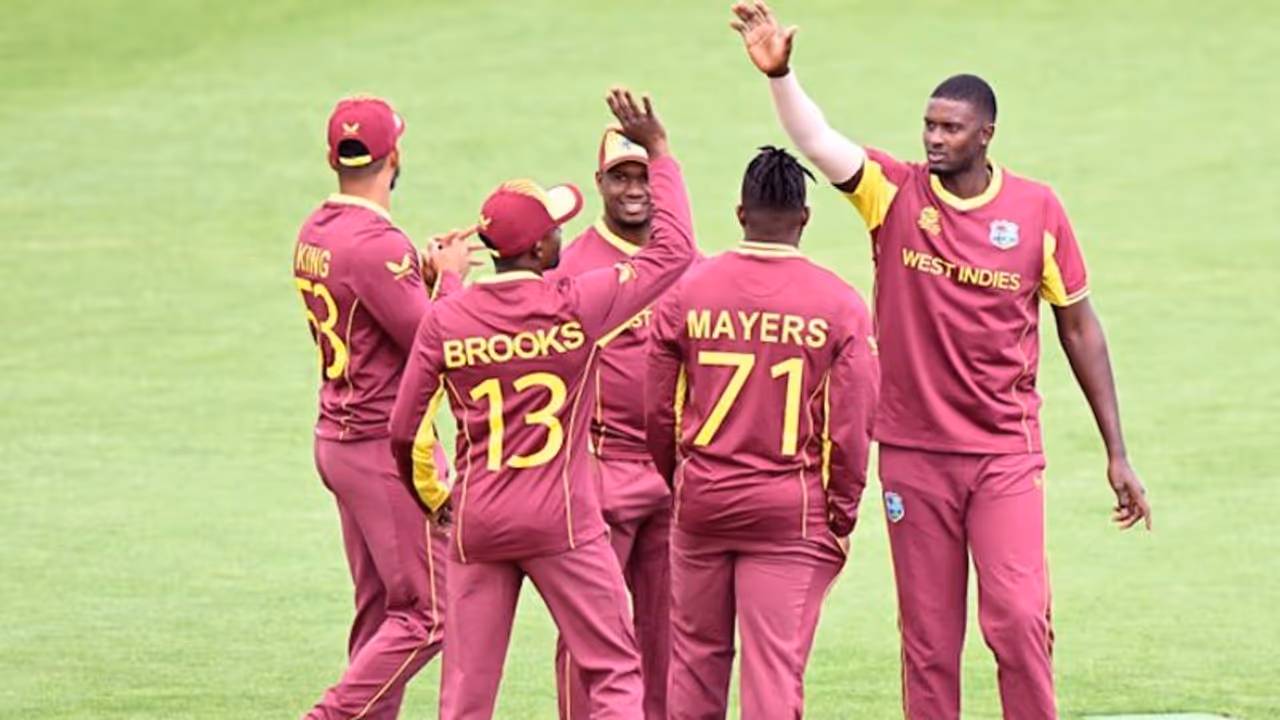 2 ಬಾರಿಯ T20 World Cup ಚಾಂಪಿಯನ್ ವಿಂಡೀಸ್ ಅರ್ಹತಾ ಸುತ್ತಿನಲ್ಲೇ ಔಟ್, ಸೋಷಿಯಲ್ ಮೀಡಿಯಾದಲ್ಲಿ ರೋಸ್ಟ್..! 2 ಬಾರಿಯ T20 World Cup ಚಾಂಪಿಯನ್ ವಿಂಡೀಸ್ ಅರ್ಹತಾ ಸುತ್ತಿನಲ್ಲೇ ಔಟ್, ಸೋಷಿಯಲ್ ಮೀಡಿಯಾದಲ್ಲಿ ರೋಸ್ಟ್..!