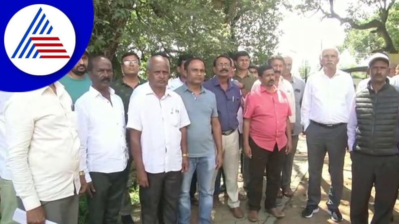 ಚಿಕ್ಕಮಗಳೂರಿನಲ್ಲಿ ಕಾಫಿತೋಟದ ಮಾಲೀಕರು ಕಾರ್ಮಿಕರ ನಡುವೆ ಕೋಲ್ಡ್ ವಾರ್? ಚಿಕ್ಕಮಗಳೂರಿನಲ್ಲಿ ಕಾಫಿತೋಟದ ಮಾಲೀಕರು ಕಾರ್ಮಿಕರ ನಡುವೆ ಕೋಲ್ಡ್ ವಾರ್?