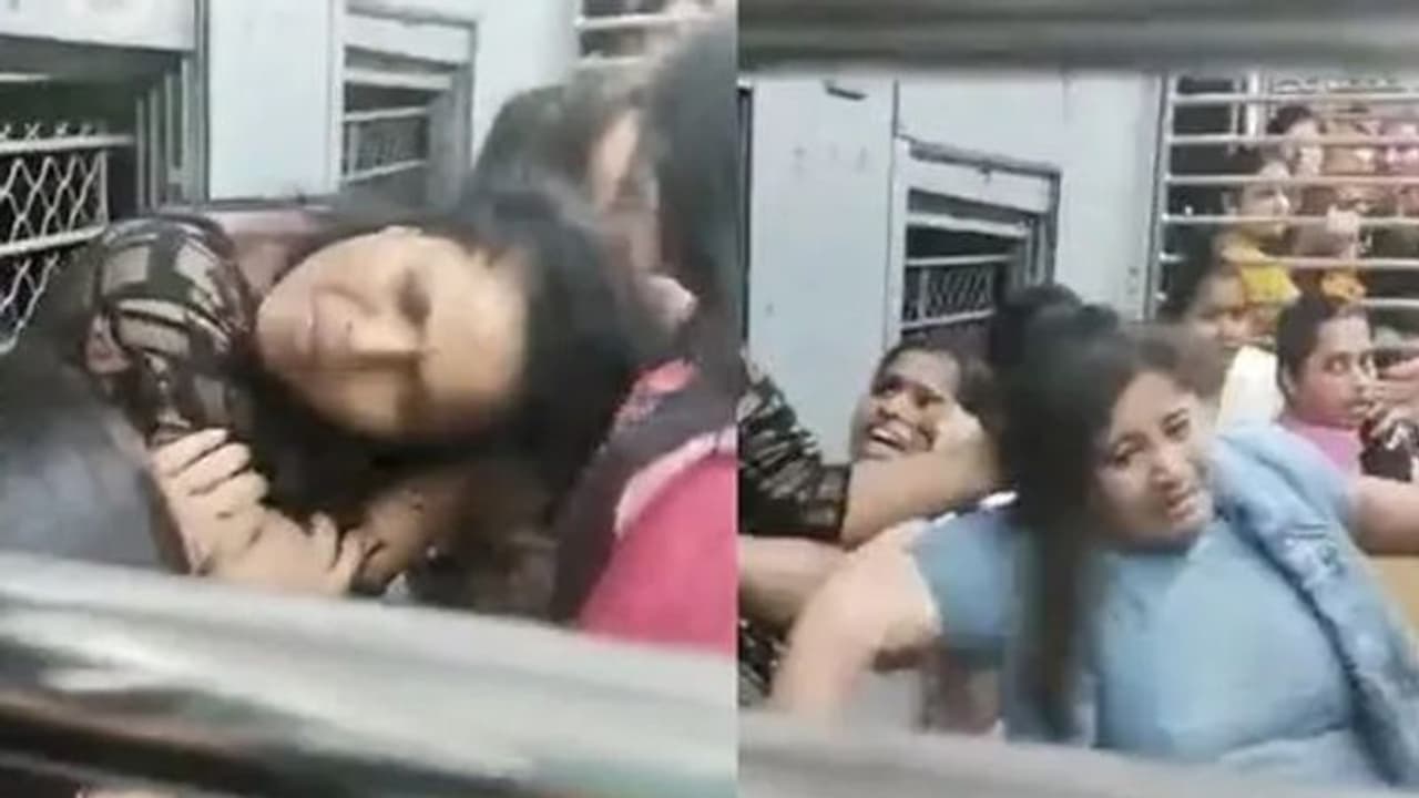 মুম্বই লোকাল ট্রেনে মহিলাদের চুলোচুলি, ভাইরাল ভিডিওটি দেখলে বনগাঁ বা ক্যানিং লোকালের কথা মনে পড়বেই মুম্বই লোকাল ট্রেনে মহিলাদের চুলোচুলি, ভাইরাল ভিডিওটি দেখলে বনগাঁ বা ক্যানিং লোকালের কথা মনে পড়বেই