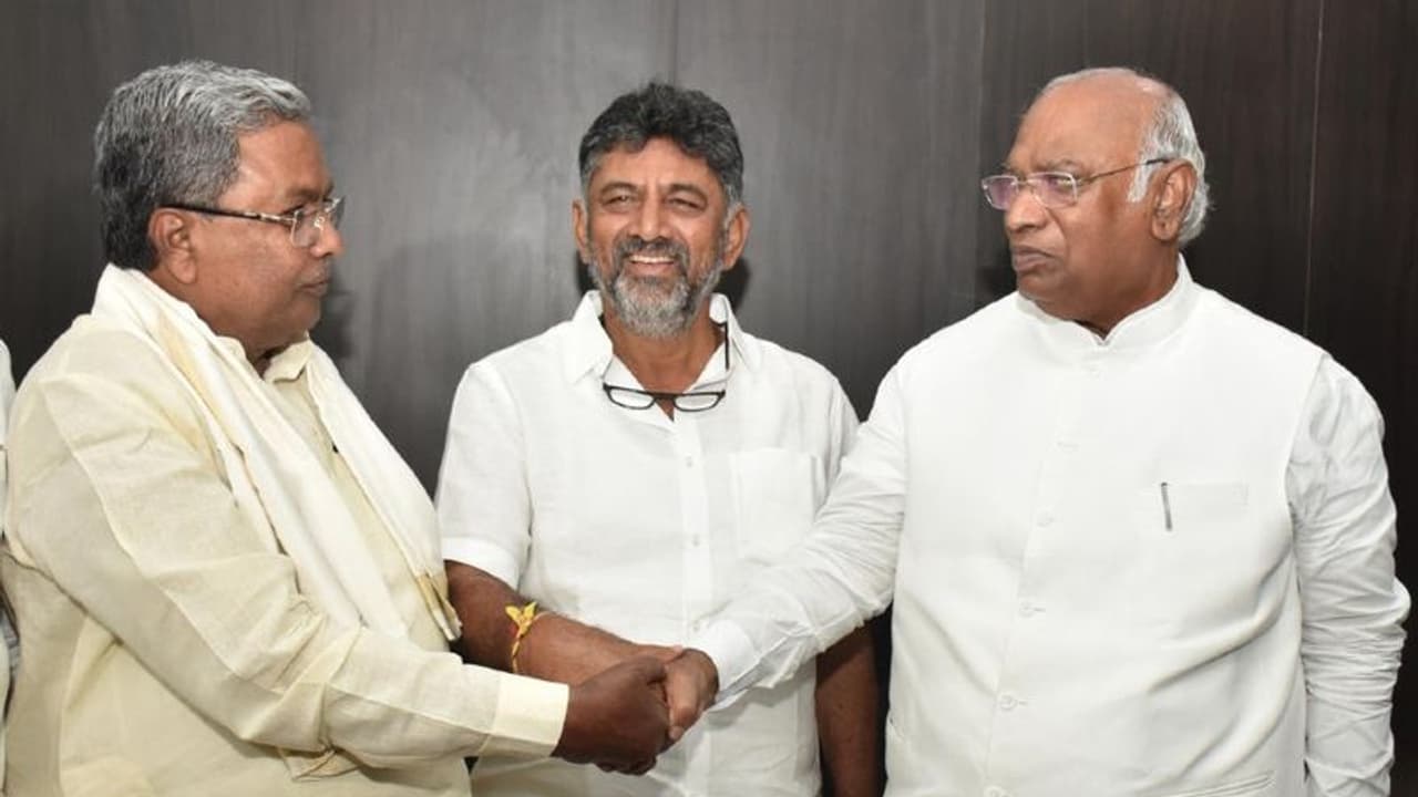 AICC President Election: ಕಾಂಗ್ರೆಸ್ ಅಧ್ಯಕ್ಷರ ಎಲೆಕ್ಷನ್ನಲ್ಲಿ 500 ಮತ ಚಲಾವಣೆ: ಶೇ.99.40 ವೋಟಿಂಗ್ AICC President Election: ಕಾಂಗ್ರೆಸ್ ಅಧ್ಯಕ್ಷರ ಎಲೆಕ್ಷನ್ನಲ್ಲಿ 500 ಮತ ಚಲಾವಣೆ: ಶೇ.99.40 ವೋಟಿಂಗ್