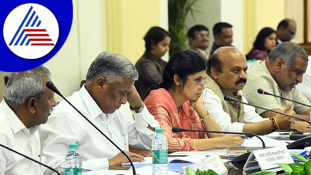 ಆಡಳಿತಕ್ಕೆ ಸಿಎಂ ಬೊಮ್ಮಾಯಿ ಚುರುಕು: ದಿನವಿಡೀ ವಿಧಾನಸೌಧದಲ್ಲಿ ಡೀಸಿ, ಜಿಪಂ ಸಿಇಒಗಳ ಜೊತೆ ಸಭೆ ಆಡಳಿತಕ್ಕೆ ಸಿಎಂ ಬೊಮ್ಮಾಯಿ ಚುರುಕು: ದಿನವಿಡೀ ವಿಧಾನಸೌಧದಲ್ಲಿ ಡೀಸಿ, ಜಿಪಂ ಸಿಇಒಗಳ ಜೊತೆ ಸಭೆ
