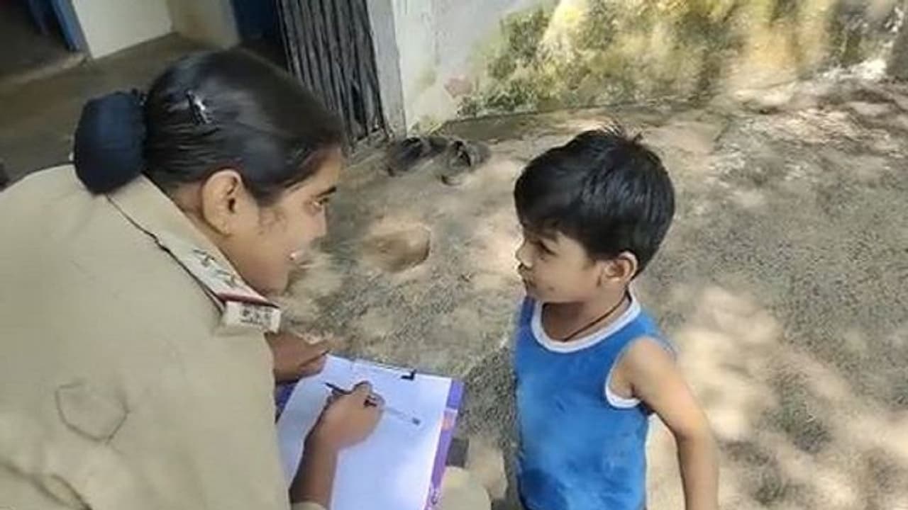 మా అమ్మ చాక్లెట్లు దొంగిలించింది.. అరెస్ట్ చేయండి.. పోలీస్ స్టేషన్ లో బుడ్డోడు.. వీడియో వైరల్... మా అమ్మ చాక్లెట్లు దొంగిలించింది.. అరెస్ట్ చేయండి.. పోలీస్ స్టేషన్ లో బుడ్డోడు.. వీడియో వైరల్...