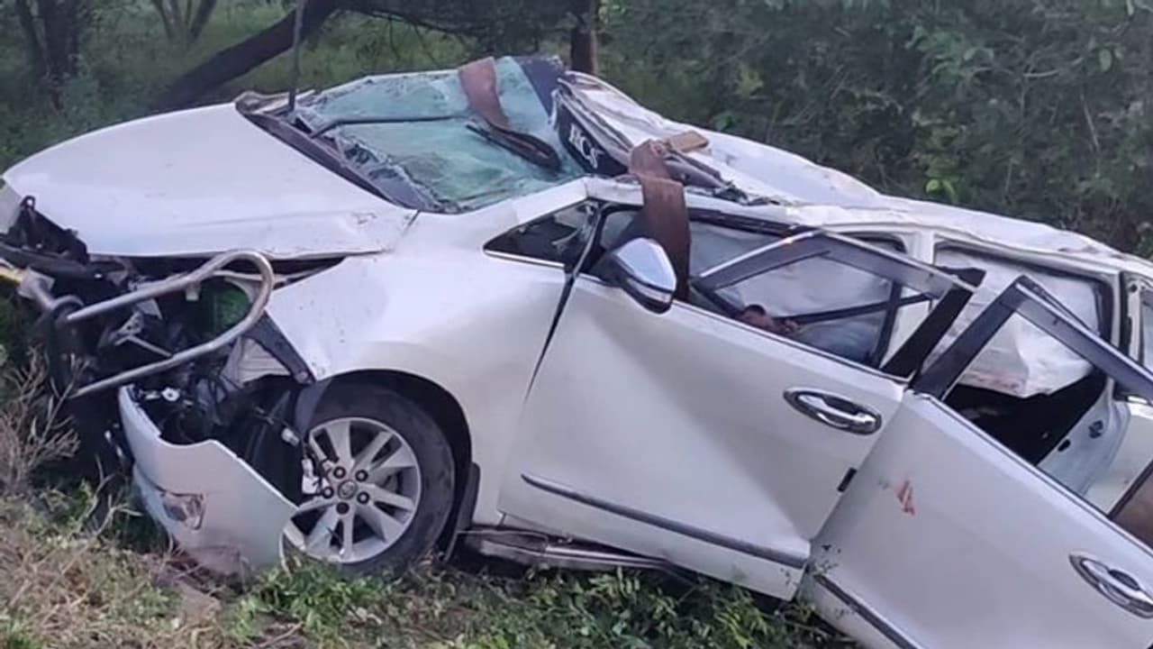 சினிமாவை மிஞ்சிய விபத்து.. அந்தரத்தில் பறந்து தலைப்புற கவிழ்ந்த கார்.. அதிமுக பிரமுகர்கள் உட்பட 3 பேர் பலி.!