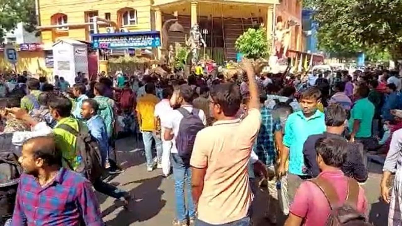 সোমবার থেকে বিক্ষোভ অব্যাহত করুণাময়ীতে, পথ আটকে প্রতিবাদ চলছে টেট উত্তীর্ণ চাকরিপ্রার্থীদের 
