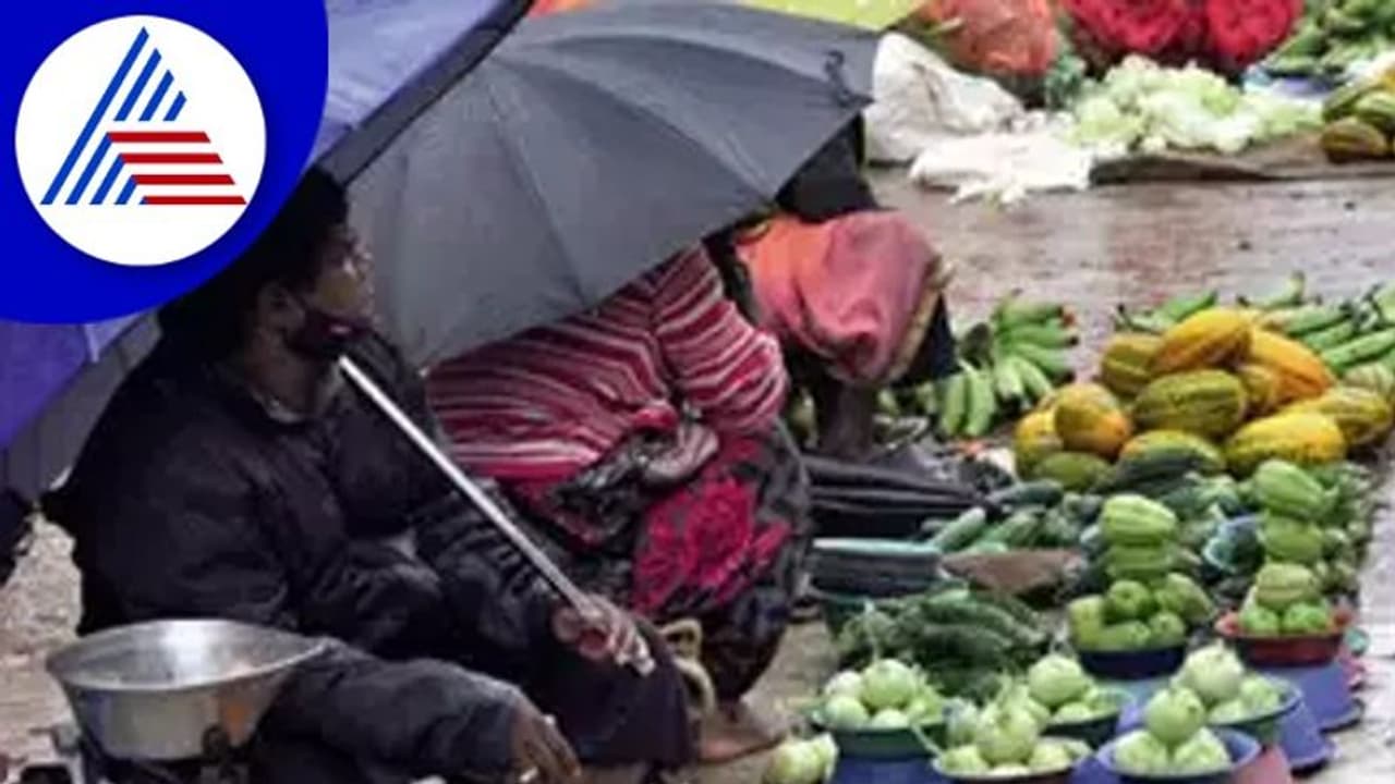 ಬೀದಿ ವ್ಯಾಪಾರಕ್ಕೆ ವರುಣನ ಕಾಟ; ಮಾರುಕಟ್ಟೆಯತ್ತ ಮುಖ ಮಾಡದ ಜನ ಬೀದಿ ವ್ಯಾಪಾರಕ್ಕೆ ವರುಣನ ಕಾಟ; ಮಾರುಕಟ್ಟೆಯತ್ತ ಮುಖ ಮಾಡದ ಜನ