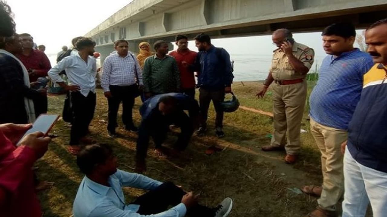 मेरठ: हस्तिनापुर के भीमकुंड में गंगा नदी में डूबी नाव, सरकारी टीचर समेत 15 लोग थे सवार, कई लापता मेरठ: हस्तिनापुर के भीमकुंड में गंगा नदी में डूबी नाव, सरकारी टीचर समेत 15 लोग थे सवार, कई लापता