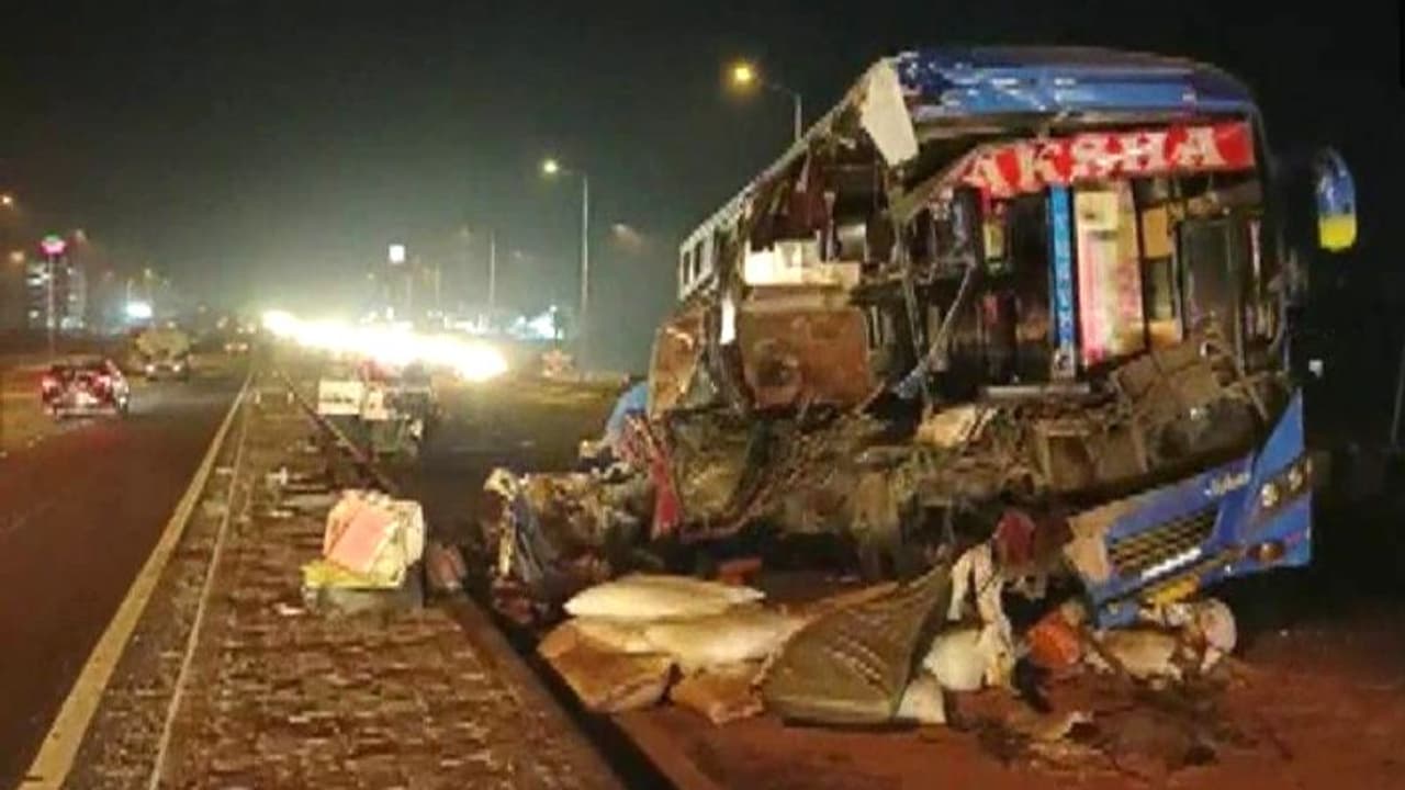 गुजरात में नेशनल हाईवे 48 पर खतरनाक एक्सीडेंट: 6 लोगों की स्पॉट पर मौत, कई की हालत सीरियस बनी गुजरात में नेशनल हाईवे 48 पर खतरनाक एक्सीडेंट: 6 लोगों की स्पॉट पर मौत, कई की हालत सीरियस बनी