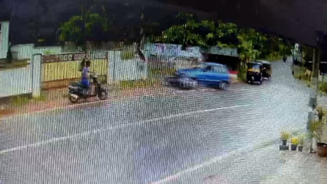 തൃശ്ശൂരിലും കോട്ടയത്തും ലഹരി മരുന്ന് വേട്ട; മാളയിൽ കഞ്ചാവ് കടത്തിയ കാർ സ്കൂട്ടറിൽ ഇടിച്ചു തൃശ്ശൂരിലും കോട്ടയത്തും ലഹരി മരുന്ന് വേട്ട; മാളയിൽ കഞ്ചാവ് കടത്തിയ കാർ സ്കൂട്ടറിൽ ഇടിച്ചു