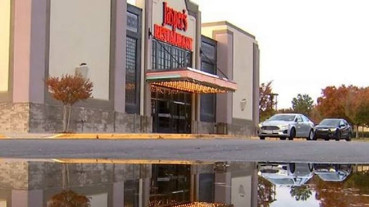 സ്ത്രീയുടെ മൃതദേഹം ടോയ്‍ലെറ്റിൽ അടച്ചിട്ടു, റെസ്റ്റോറന്റ് തുറന്ന് പ്രവർത്തിച്ചത് മണിക്കൂറുകൾ