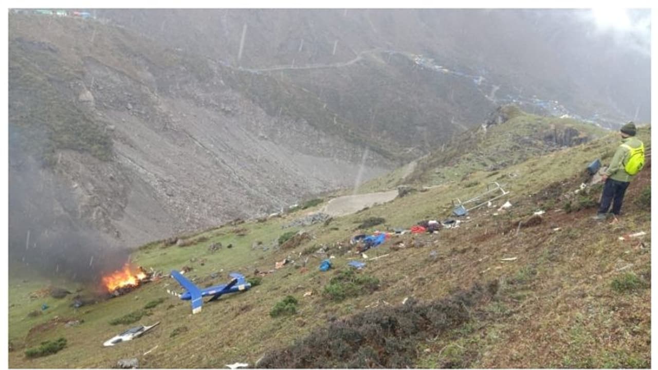 ഉത്തരാഖണ്ഡിൽ തീര്ത്ഥാടകരുമായി പോയ ഹെലികോപ്റ്റർ തകർന്നു, 7 മരണം ഉത്തരാഖണ്ഡിൽ തീര്ത്ഥാടകരുമായി പോയ ഹെലികോപ്റ്റർ തകർന്നു, 7 മരണം