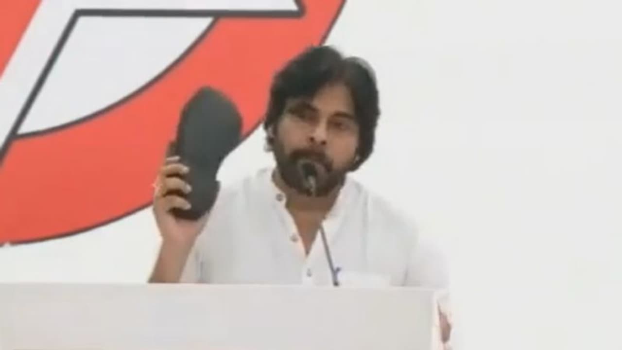 என்னை விமர்சித்தால் செரு*** அடிப்பேன்… YSRCP க்கு எச்சரிக்கை விடுத்த பவன் கல்யாண்!!