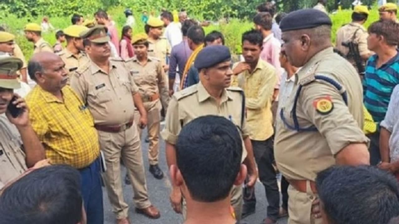 गोंडा: बेकाबू कार की टक्कर के बाद दूर जा गिरे छात्र, 3 की मौत, दर्दनाक मंजर देख मौके पर मचा कोहराम गोंडा: बेकाबू कार की टक्कर के बाद दूर जा गिरे छात्र, 3 की मौत, दर्दनाक मंजर देख मौके पर मचा कोहराम