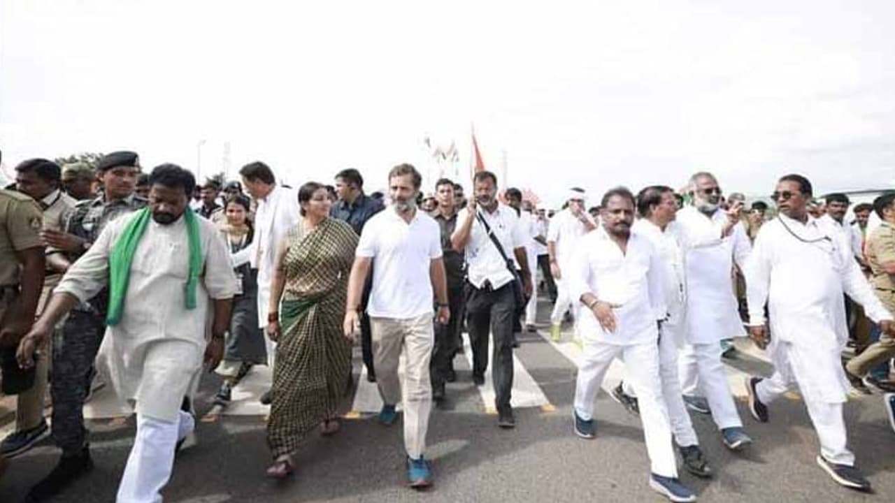 ఏపీలోకి భారత్ జోడో యాత్ర:కర్నూల్ లో నాలుగు రోజుల పాటు రాహుల్ పాదయాత్ర ఏపీలోకి భారత్ జోడో యాత్ర:కర్నూల్ లో నాలుగు రోజుల పాటు రాహుల్ పాదయాత్ర