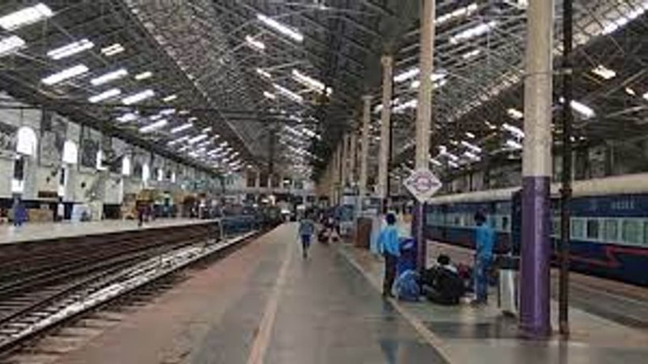 Deepavali: அதிர்ச்சி !! பிளாட்பார்ம் கட்டணத்தை இரு மடங்கு உயர்த்திய தெற்கு ரயில்வே.. எவ்வளவு தெரியுமா..? Deepavali: அதிர்ச்சி !! பிளாட்பார்ம் கட்டணத்தை இரு மடங்கு உயர்த்திய தெற்கு ரயில்வே.. எவ்வளவு தெரியுமா..?