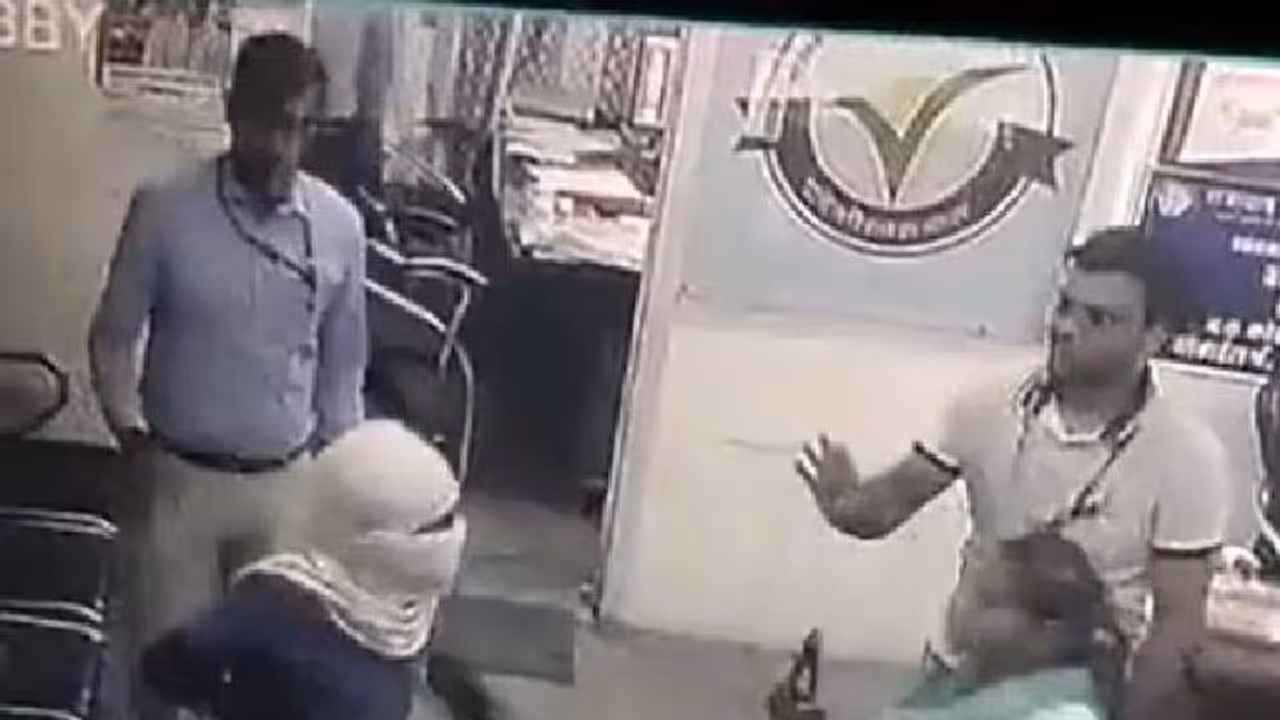 ബാങ്കിൽ കത്തി കാട്ടി പണം തട്ടാൻ വന്ന കള്ളനെ വിരട്ടിയോടിച്ച് വനിതാ ബാങ്ക് മാനേജർ