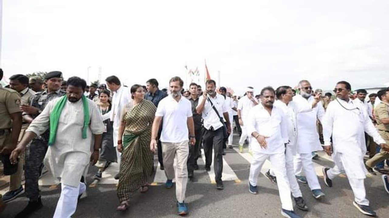 "তেলেঙ্গানায় ঢোকা থেকে কোনো শক্তিই আটকাতে পারবে না" , 'ভারত জোড়ো' যাত্রা থেকে এমনই বার্তা রাহুল গান্ধীর "তেলেঙ্গানায় ঢোকা থেকে কোনো শক্তিই আটকাতে পারবে না" , 'ভারত জোড়ো' যাত্রা থেকে এমনই বার্তা রাহুল গান্ধীর