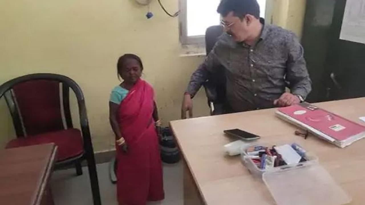 किसी सेलिब्रिटी से कम नहीं है 98 साल की महिला, 72 साल की उम्र के बाद भी सेल्फी के लिए बेताब रहते हैं लोग किसी सेलिब्रिटी से कम नहीं है 98 साल की महिला, 72 साल की उम्र के बाद भी सेल्फी के लिए बेताब रहते हैं लोग