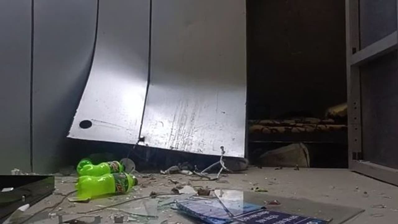 SBI ने एटीएम में भरे थे खचाखच कड़क नोट, सुबह 40 लाख रुपए लूट ले गए SBI ने एटीएम में भरे थे खचाखच कड़क नोट, सुबह 40 लाख रुपए लूट ले गए