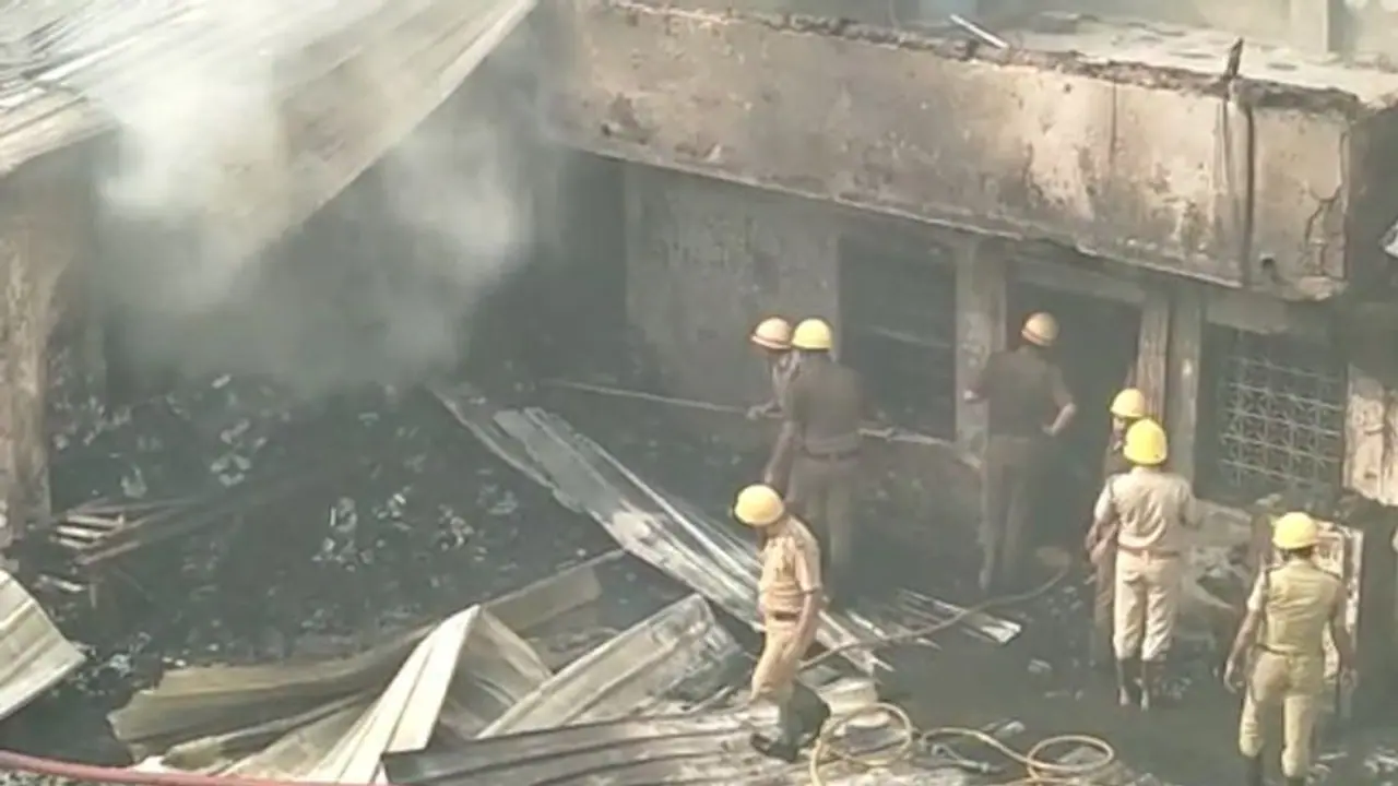 ফের কলকাতা অগ্নিকাণ্ড, তপসিয়ার ঘিঞ্জি এলাকায় জুতোর কারখানায় আগুন 