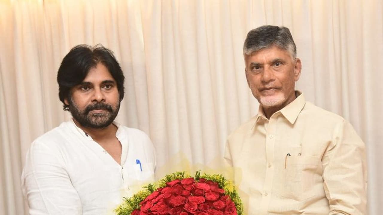 Chandrababu Pawan Kalyan: చంద్రబాబు, పవన్ కల్యాణ్ కీలక భేటీ.. ఏయే అంశాలపై చర్చించారంటే..? Chandrababu Pawan Kalyan: చంద్రబాబు, పవన్ కల్యాణ్ కీలక భేటీ.. ఏయే అంశాలపై చర్చించారంటే..?