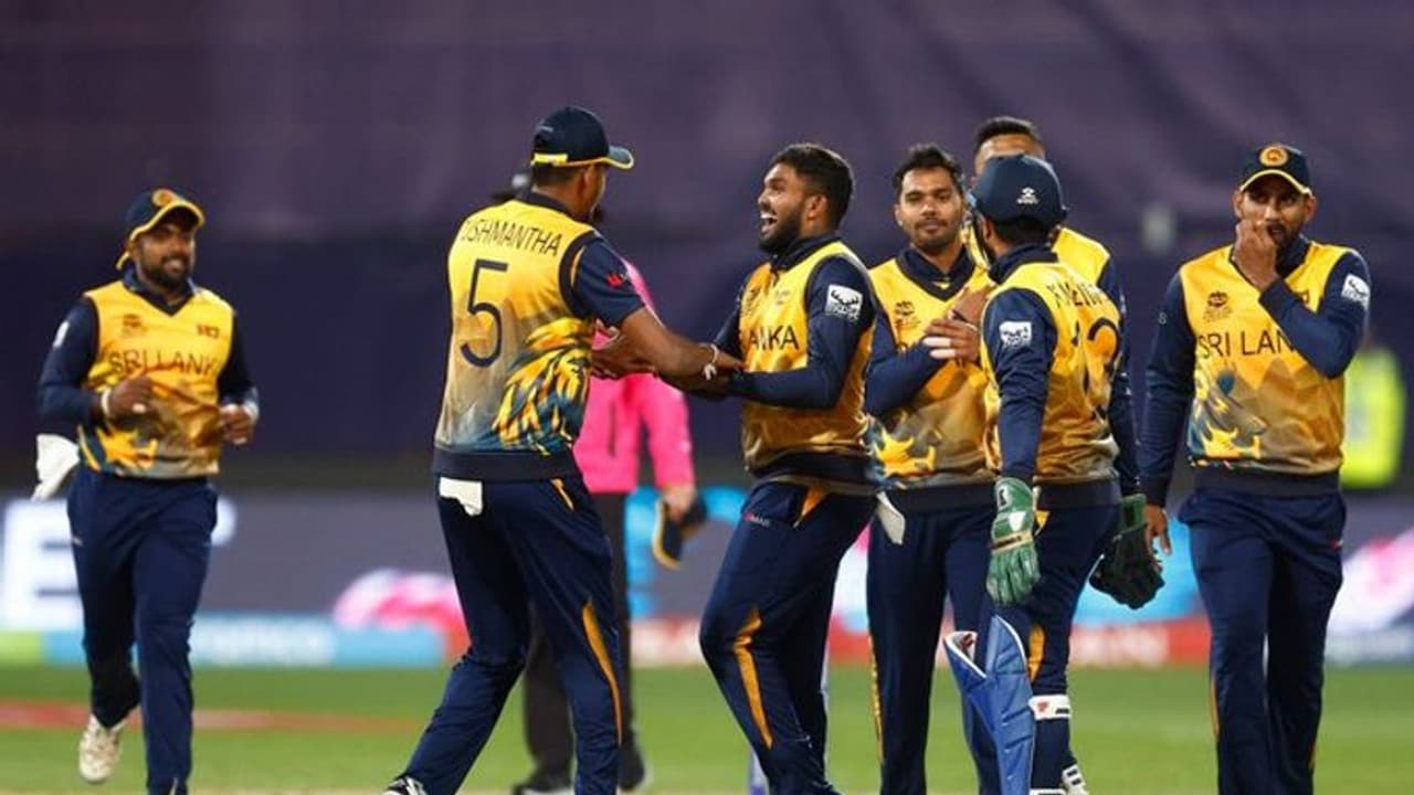 டி20 உலக கோப்பை: வாழ்வா சாவா போட்டியில் யு.ஏ.இ அணியை எளிதாக வீழ்த்தி இலங்கை அணி அபார வெற்றி டி20 உலக கோப்பை: வாழ்வா சாவா போட்டியில் யு.ஏ.இ அணியை எளிதாக வீழ்த்தி இலங்கை அணி அபார வெற்றி