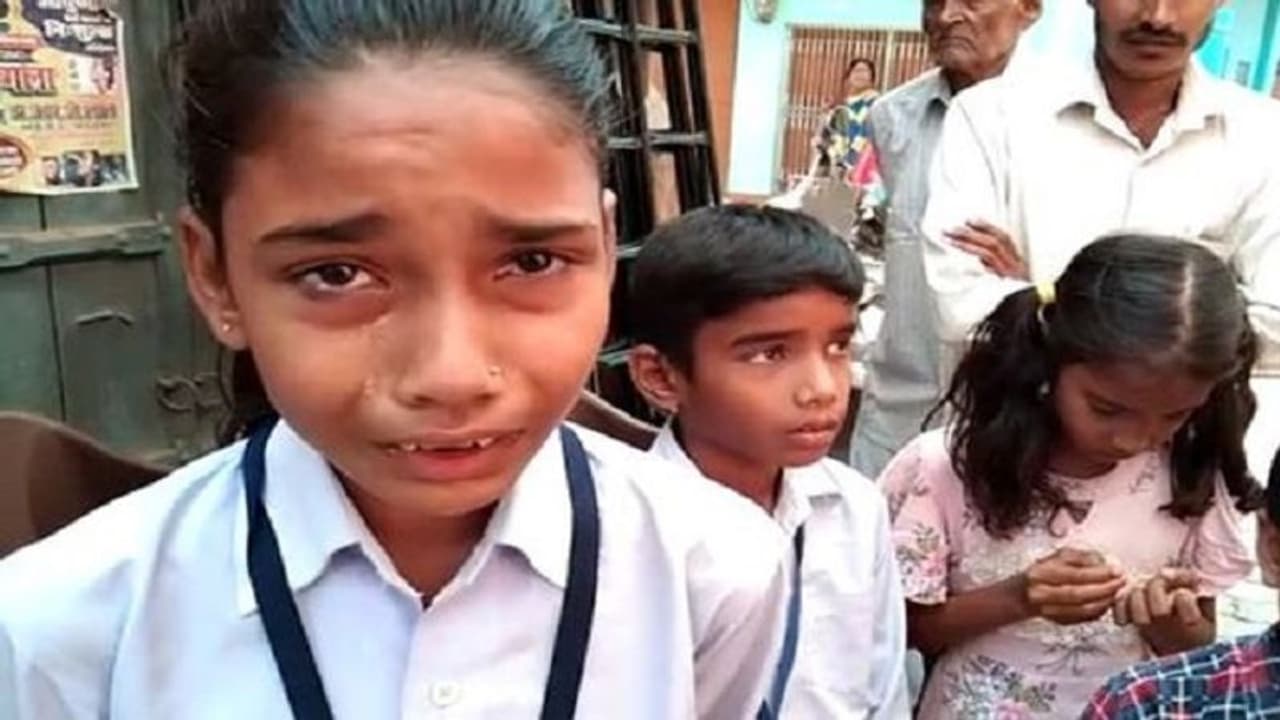 फीस न जमा होने पर बच्चों को नहीं देने दिया एग्जाम, स्कूल गेट पर घंटों खड़े होकर फूट फूटकर रोते रहे छात्र फीस न जमा होने पर बच्चों को नहीं देने दिया एग्जाम, स्कूल गेट पर घंटों खड़े होकर फूट फूटकर रोते रहे छात्र