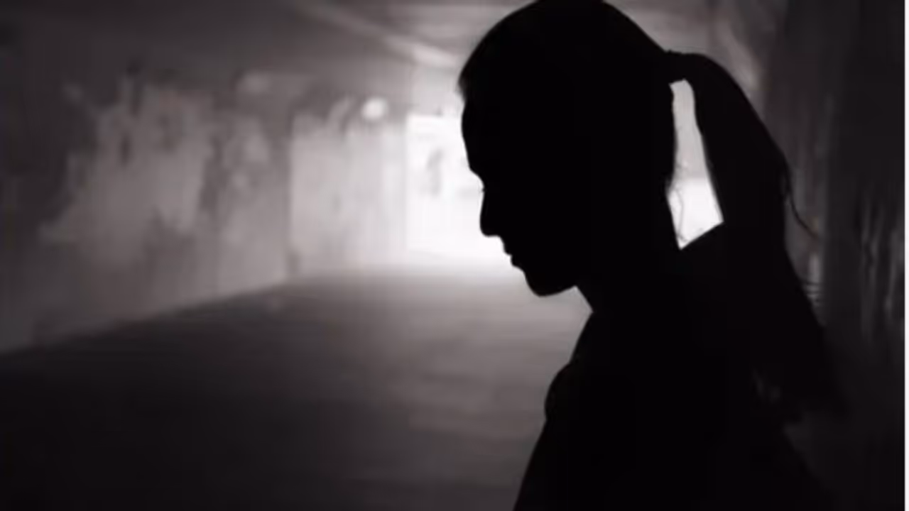 ഒമ്പതാം ക്ലാസുകാരിയെ മുറിയിൽ പൂട്ടിയിട്ടു, മുടി മുറിച്ചു; പ്രിൻസിപ്പാളിനെതിരെ പോക്സോ കേസ് ഒമ്പതാം ക്ലാസുകാരിയെ മുറിയിൽ പൂട്ടിയിട്ടു, മുടി മുറിച്ചു; പ്രിൻസിപ്പാളിനെതിരെ പോക്സോ കേസ്