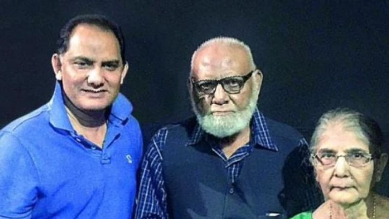 టీమిండియా మాజీ కెప్టెన్ ఇంట విషాదం.. తండ్రి అజీజుద్దీన్ కన్నుమూత టీమిండియా మాజీ కెప్టెన్ ఇంట విషాదం.. తండ్రి అజీజుద్దీన్ కన్నుమూత