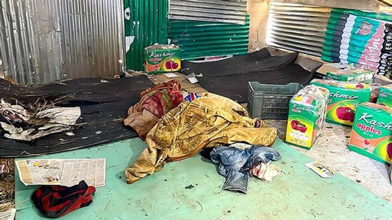 सुरक्षाबलों ने लिया मजदूरों के खून का बदला: ग्रेनेड फेंकने वाले हाइब्रिड आतंकी सहित 2 का एनकाउंटर सुरक्षाबलों ने लिया मजदूरों के खून का बदला: ग्रेनेड फेंकने वाले हाइब्रिड आतंकी सहित 2 का एनकाउंटर