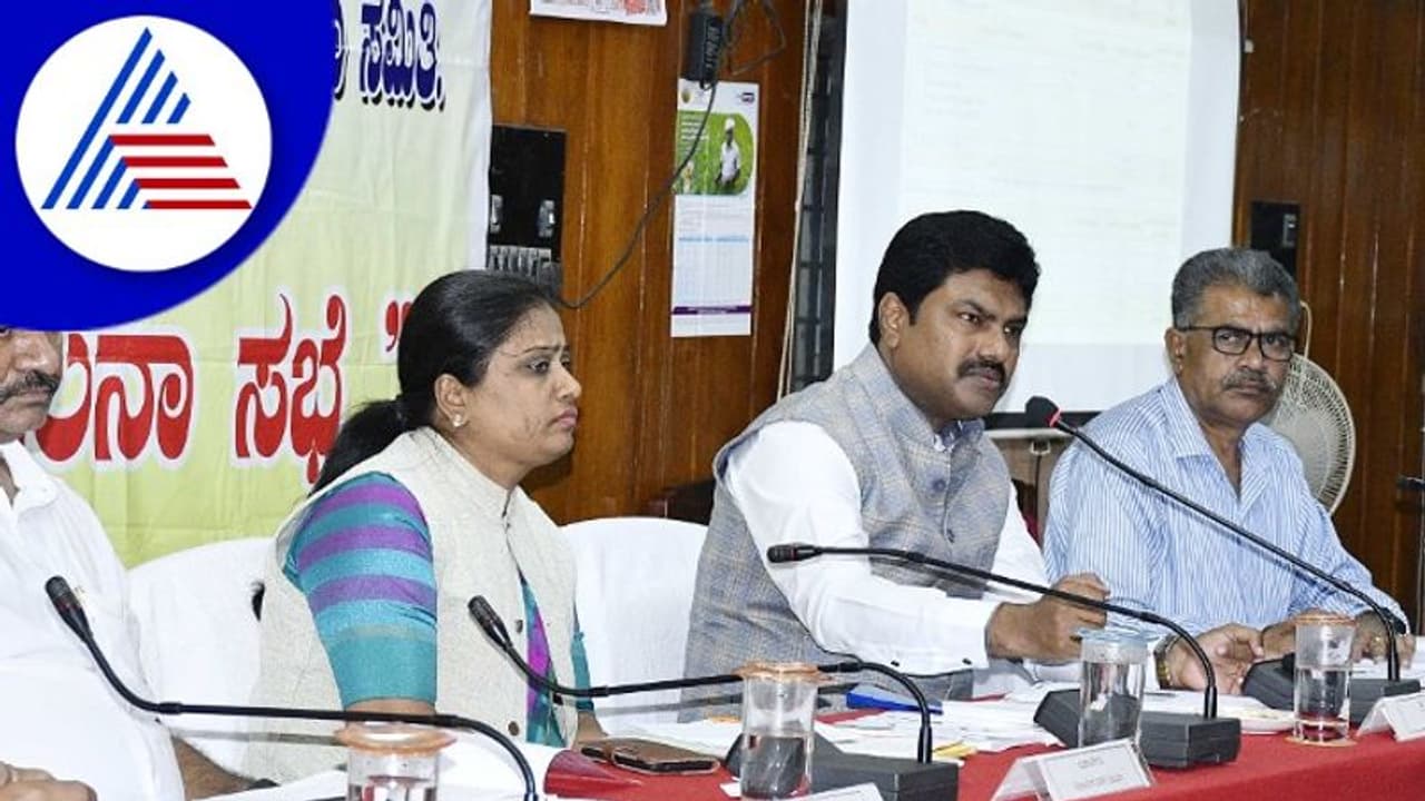 ನಿಗದಿತ ಅವಧಿಯೊಳಗೆ ಗುರಿ ಸಾಧಿಸಿ: ಸಂಸದ ಸೂಚನೆ ನಿಗದಿತ ಅವಧಿಯೊಳಗೆ ಗುರಿ ಸಾಧಿಸಿ: ಸಂಸದ ಸೂಚನೆ