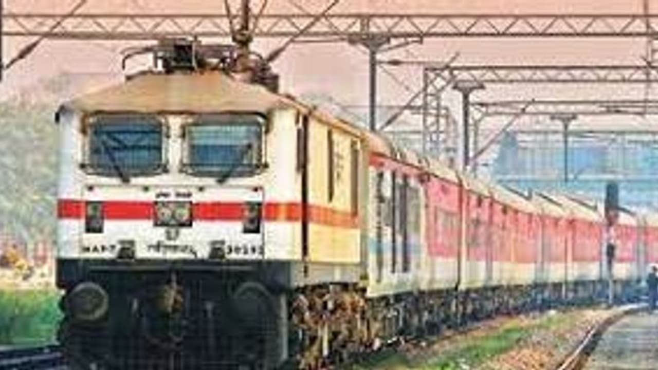 ভাইফোঁটার আগের দিন বোমাতঙ্ক টিকিয়াপাড়া কারশেডের কাছে! আধ ঘন্টার উপর ব্যাহত পরিষেবা ভাইফোঁটার আগের দিন বোমাতঙ্ক টিকিয়াপাড়া কারশেডের কাছে! আধ ঘন্টার উপর ব্যাহত পরিষেবা