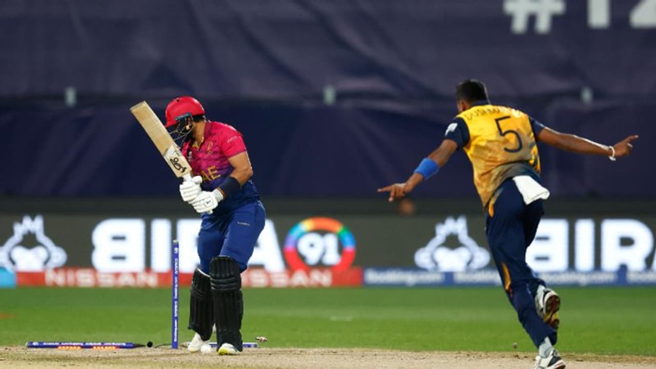 മൂന്ന് വിക്കറ്റിന് പിന്നാലെ പരിക്ക്; ലങ്കന് പേസറുടെ ലോകകപ്പ് ഭാവി അവതാളത്തില് മൂന്ന് വിക്കറ്റിന് പിന്നാലെ പരിക്ക്; ലങ്കന് പേസറുടെ ലോകകപ്പ് ഭാവി അവതാളത്തില്