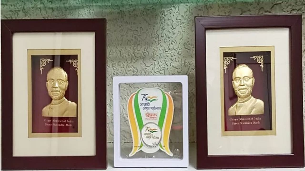 मोदी का बड़ा फैन है इंदौर का ये सर्राफा व्यवसायी, दीवाली के लिए बनवा दिया PM की सोने की मूर्ति मोदी का बड़ा फैन है इंदौर का ये सर्राफा व्यवसायी, दीवाली के लिए बनवा दिया PM की सोने की मूर्ति