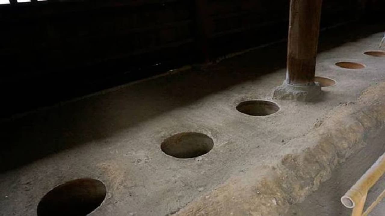 ജപ്പാനിലെ ഏറ്റവും പഴക്കം ചെന്ന ടോയ്ലെറ്റ് ഇടിച്ചു തകർത്ത് കാർ, ടോയ്ലെറ്റ് സാംസ്കാരിക സ്വത്തിന്റെ ഭാഗം ജപ്പാനിലെ ഏറ്റവും പഴക്കം ചെന്ന ടോയ്ലെറ്റ് ഇടിച്ചു തകർത്ത് കാർ, ടോയ്ലെറ്റ് സാംസ്കാരിക സ്വത്തിന്റെ ഭാഗം