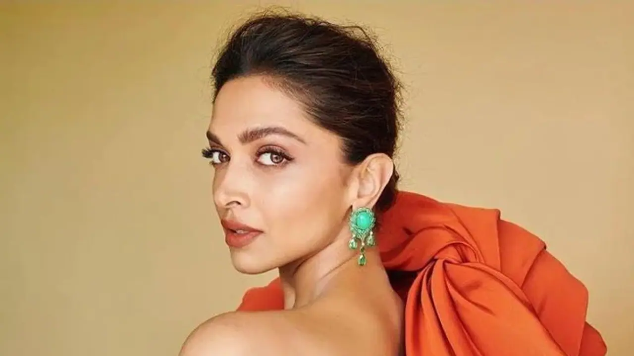 बॉलीवुड नहीं इस साउथ स्टार संग इश्क लड़ाएंगी दीपिका पादुकोण, हाथ लगी RRR के राजामौली की BIG मूवी बॉलीवुड नहीं इस साउथ स्टार संग इश्क लड़ाएंगी दीपिका पादुकोण, हाथ लगी RRR के राजामौली की BIG मूवी