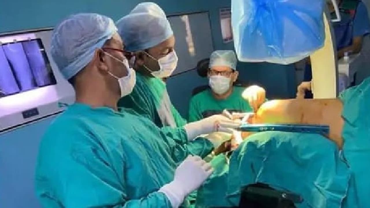 राजस्थान का यह डॉक्टर देवदूत से कम नहीं: खुद चल नहीं सकते, फिर भी व्हीलचेयर पर बैठकर कर दिए 55 ऑपरेशन राजस्थान का यह डॉक्टर देवदूत से कम नहीं: खुद चल नहीं सकते, फिर भी व्हीलचेयर पर बैठकर कर दिए 55 ऑपरेशन