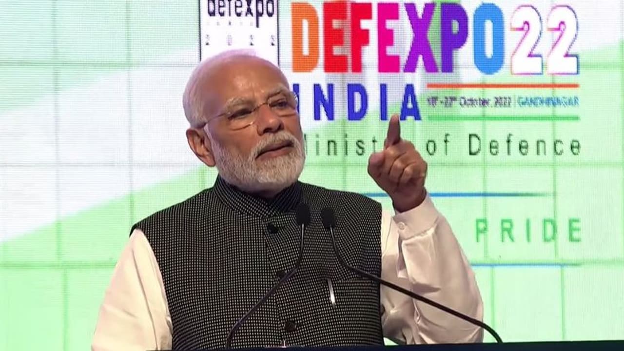 Defexpo 2022 Gandhinagar:காந்திநகரில் பாதுகாப்புத்துறை கண்காட்சி: பிரதமர் மோடி தொடங்கி வைத்தார் 