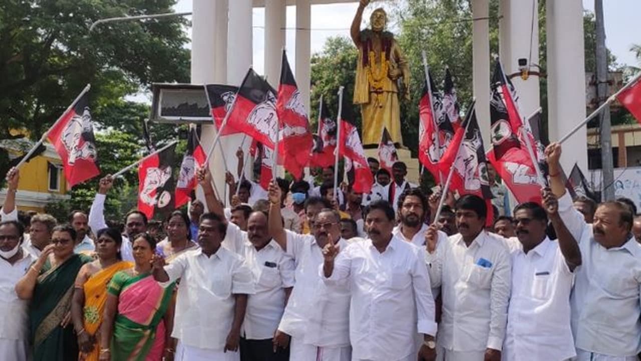 உகாண்டா அதிபரையும் மிஞ்சிவிட்டார் மு.க. ஸ்டாலின்; எடப்பாடிக்கு ஆதரவாக புதுச்சேரி அதிமுக போராட்டம்!! உகாண்டா அதிபரையும் மிஞ்சிவிட்டார் மு.க. ஸ்டாலின்; எடப்பாடிக்கு ஆதரவாக புதுச்சேரி அதிமுக போராட்டம்!!