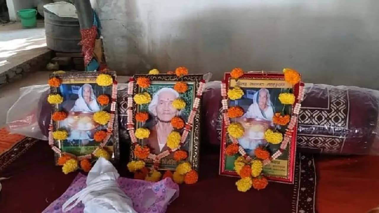 मध्य प्रदेश से अनोखा मामला: पुजारी ने मंदिर में दफना दी मां की लाश, कलेक्टर से लेकर थाने तक में मचा हड़कंप मध्य प्रदेश से अनोखा मामला: पुजारी ने मंदिर में दफना दी मां की लाश, कलेक्टर से लेकर थाने तक में मचा हड़कंप