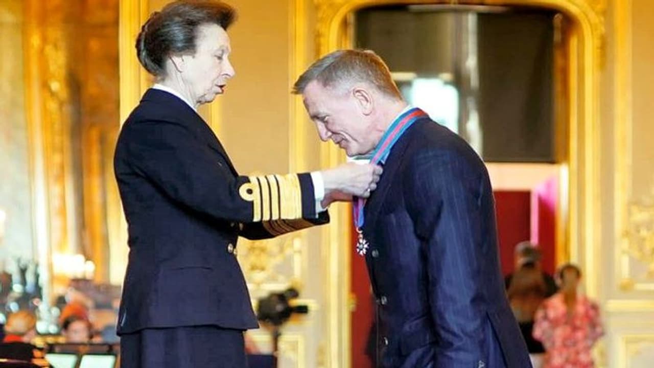 क्रेग के लिए शाही परिवार ने तोड़ी परंपरा, असली जासूसों को दिया जाने वाला सम्मान 'जेम्स बॉन्ड' काे दिया क्रेग के लिए शाही परिवार ने तोड़ी परंपरा, असली जासूसों को दिया जाने वाला सम्मान 'जेम्स बॉन्ड' काे दिया