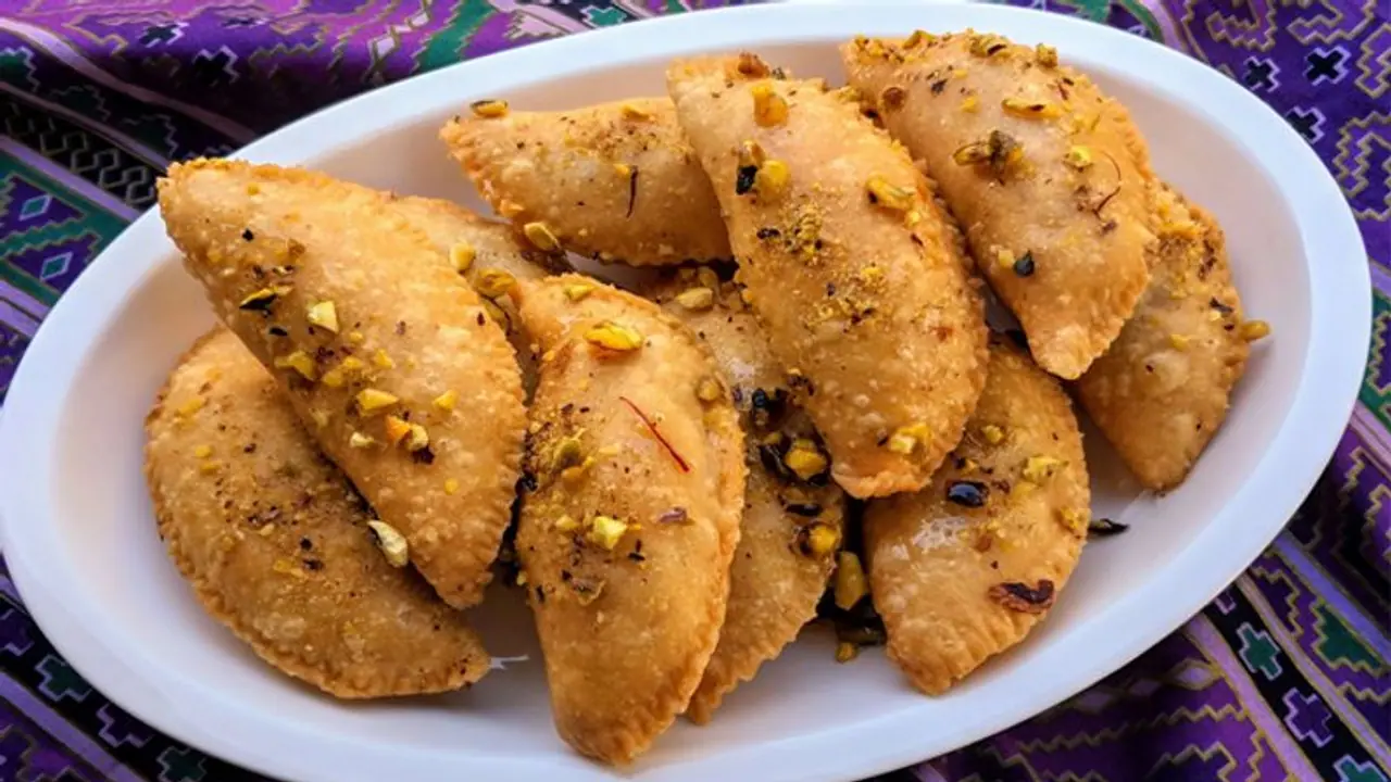 Diwali Recipe: गुजिया बनाते समय डालें ये सीक्रेट चीज, खाने वाला हो जाएगा आपका दीवाना