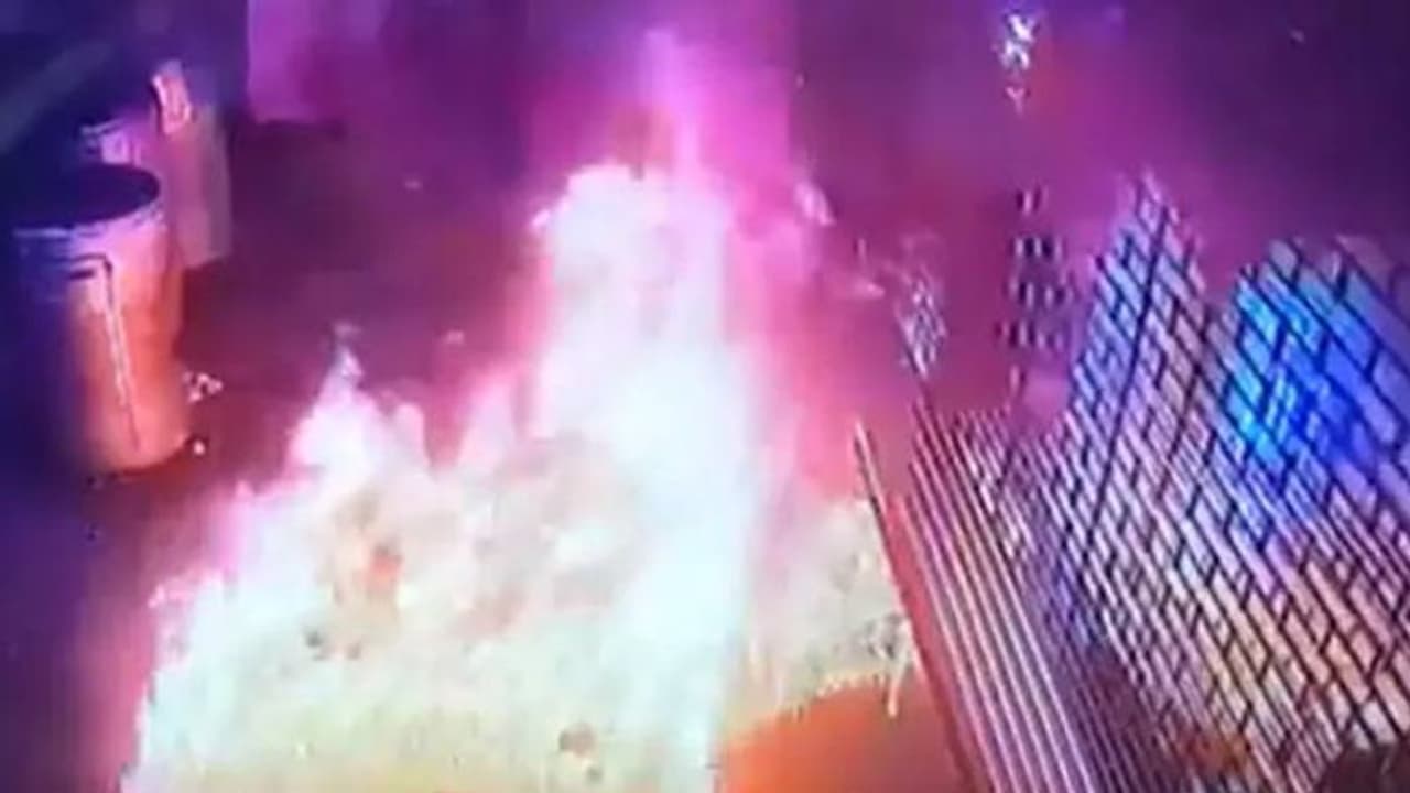 ചിക്കൻ ബിരിയാണി നൽകാത്തതിന് റെസ്റ്റോറന്റിന് തീയിട്ടു, ന്യൂയോർക്കിൽ 49 കാരൻ അറസ്റ്റിൽ ചിക്കൻ ബിരിയാണി നൽകാത്തതിന് റെസ്റ്റോറന്റിന് തീയിട്ടു, ന്യൂയോർക്കിൽ 49 കാരൻ അറസ്റ്റിൽ