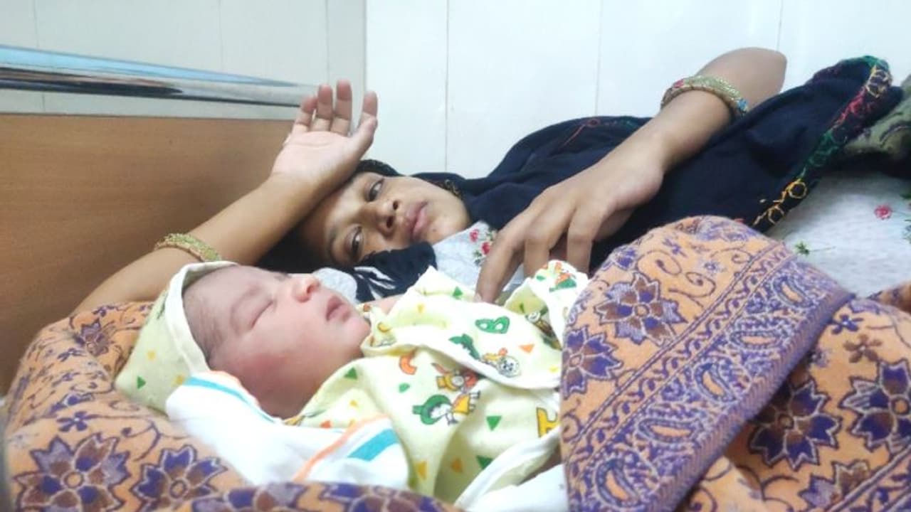 शहीद के अंश के रूप में घर जन्मी बेटी, वीरांगना ने कहा आर्मी ऑफिसर बनाकर देश सेवा को करूंगी समर्पित शहीद के अंश के रूप में घर जन्मी बेटी, वीरांगना ने कहा आर्मी ऑफिसर बनाकर देश सेवा को करूंगी समर्पित