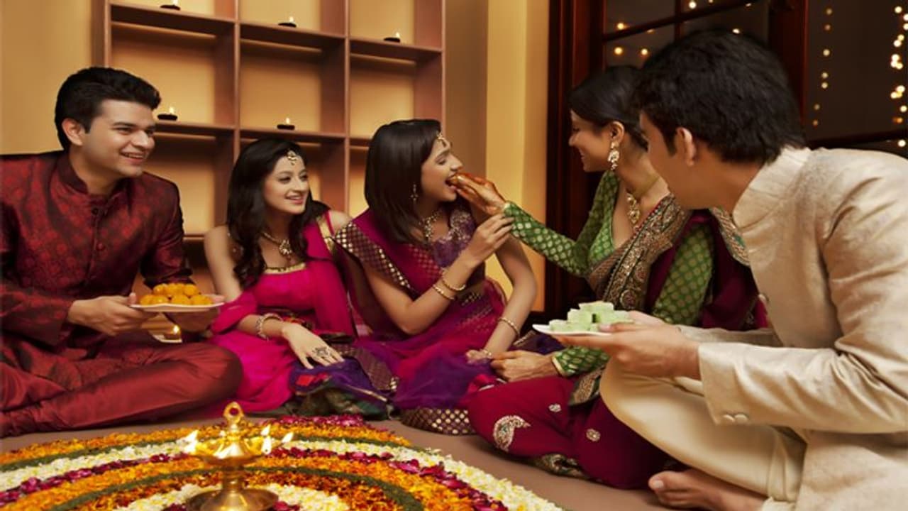 Diwali weight loss Tips: दिवाली पर ढेर सारा खाने के बाद भी वजन रहेगा कंट्रोल, बस फॉलो करें ये टिप्स Diwali weight loss Tips: दिवाली पर ढेर सारा खाने के बाद भी वजन रहेगा कंट्रोल, बस फॉलो करें ये टिप्स