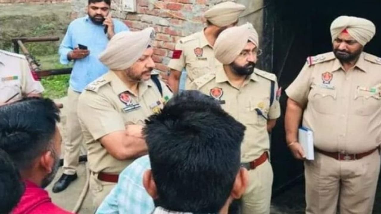 पत्नी, 2 बेटों और सास ससुर को ज़िंदा जलाकर मौत देने वाले युवक ने भी 24 घंटे बाद किया सुसाइड पत्नी, 2 बेटों और सास ससुर को ज़िंदा जलाकर मौत देने वाले युवक ने भी 24 घंटे बाद किया सुसाइड