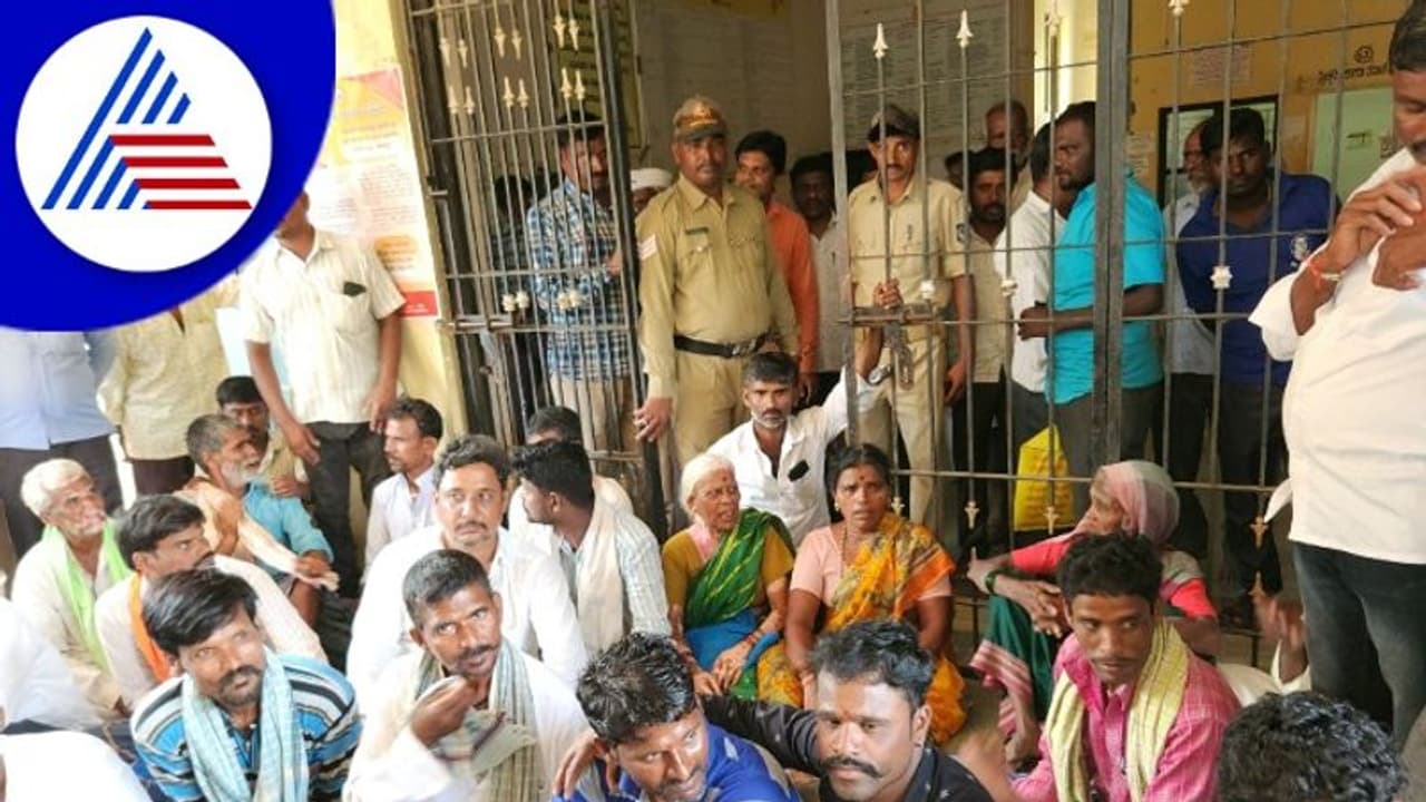 ಹೆಸರು ಖರೀದಿ ವಿಳಂಬ: ತಹಸೀಲ್ದಾರ್ ಕಚೇರಿಗೆ ರೈತರ ಮುತ್ತಿಗೆ ಹೆಸರು ಖರೀದಿ ವಿಳಂಬ: ತಹಸೀಲ್ದಾರ್ ಕಚೇರಿಗೆ ರೈತರ ಮುತ್ತಿಗೆ