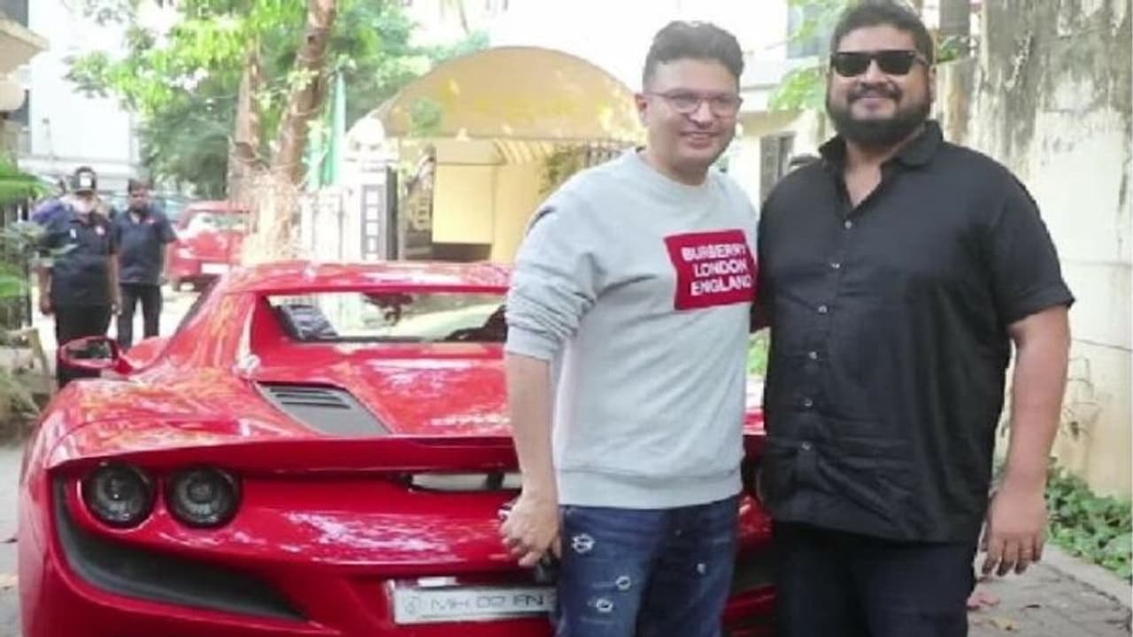 ‘ఆదిపురుష్’ డైరెక్టర్ కు గిఫ్ట్ గా రూ.4 కోట్ల లగ్జరీ కారు.. ఈ సమయంలో ఎవరిచ్చారు? ఎందుకు? ‘ఆదిపురుష్’ డైరెక్టర్ కు గిఫ్ట్ గా రూ.4 కోట్ల లగ్జరీ కారు.. ఈ సమయంలో ఎవరిచ్చారు? ఎందుకు?